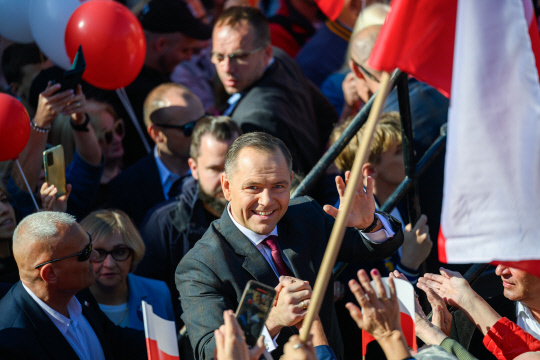 카롤 나브로츠키가 자신을 지지해준 유권자들과 만남을 갖고 있습니다. 친트럼프 성향의 극우 민족주의자 나브로츠키는 결선투표에서 막판 뒤집기에 성공, 대통령에 당선됐습니다. EPA 연합뉴스
